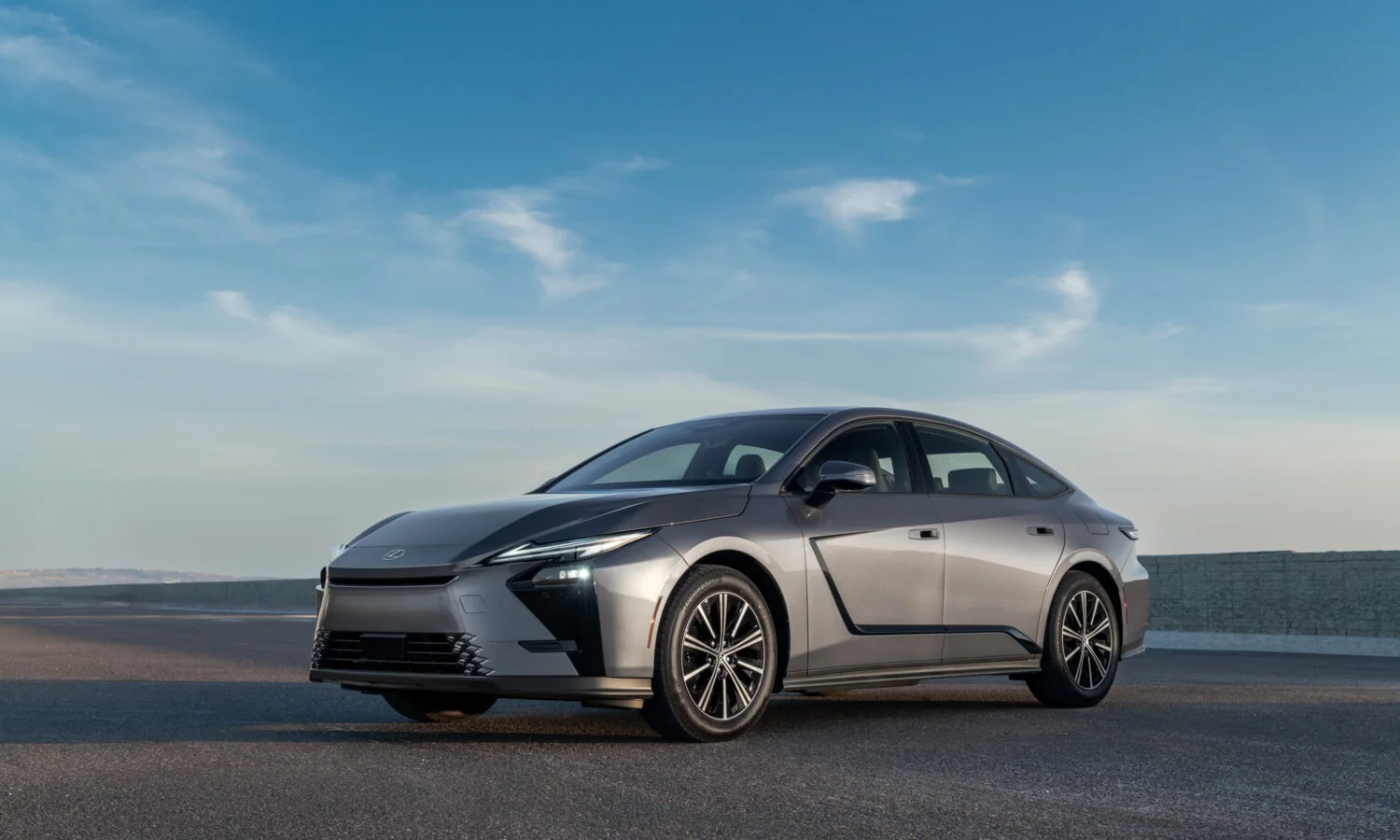 Lexus ES 350h in Cloudburst Gray, side profile under a clear sky