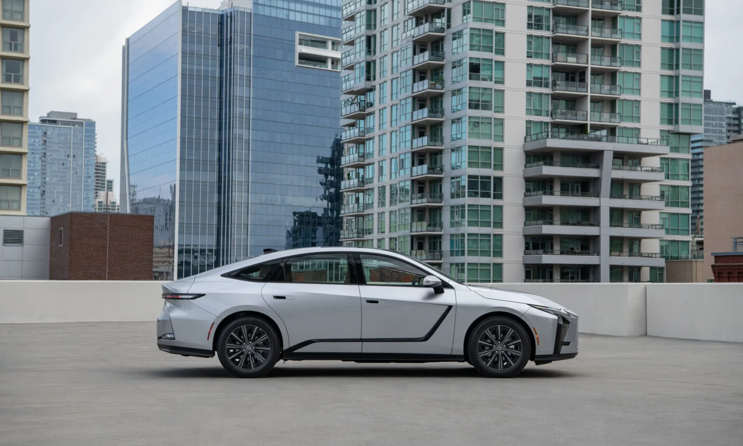 Lexus ES 350h in Iridium silver, front three-quarter view from the passenger side