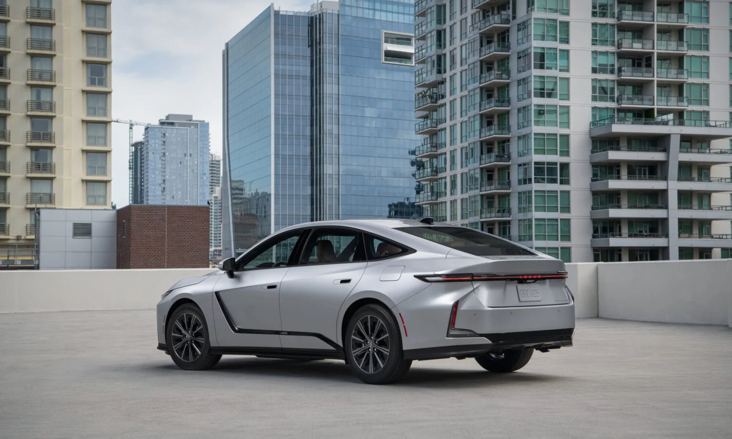 Lexus ES 350h in Iridium silver seen from above and behind