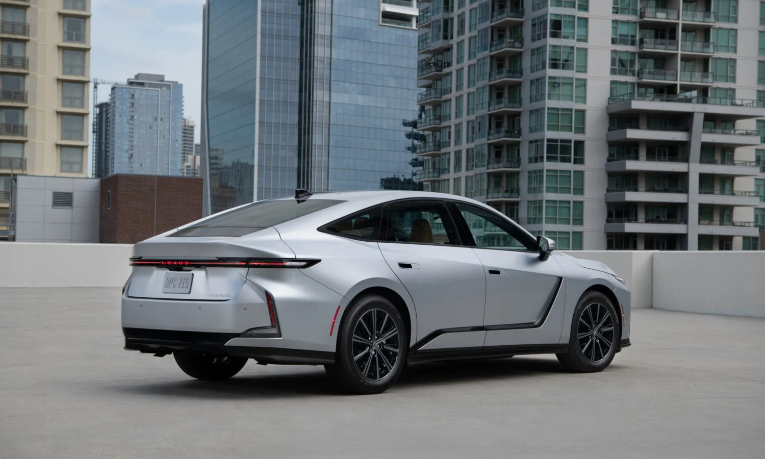 Lexus ES 350h in Iridium silver, rear three-quarter view