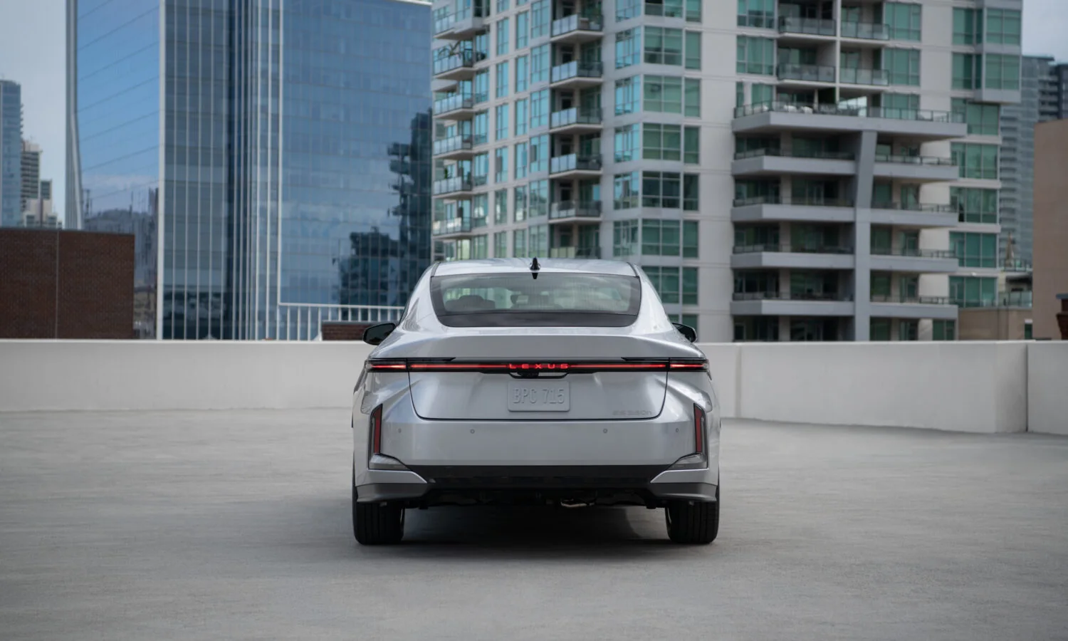Lexus ES 350h in Iridium silver from directly behind, full-width tail lamp lit