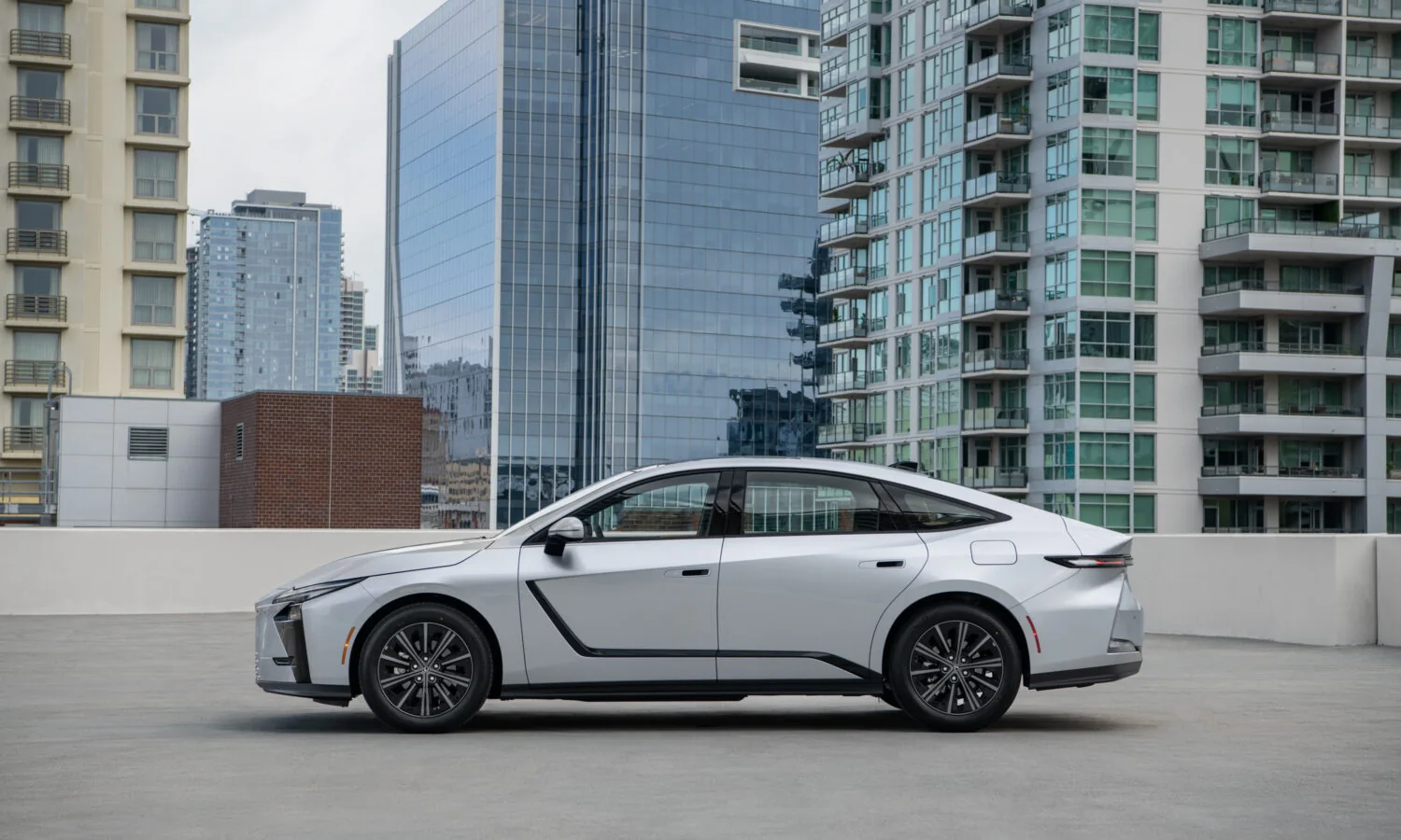 Lexus ES 350h in Iridium silver, full side profile