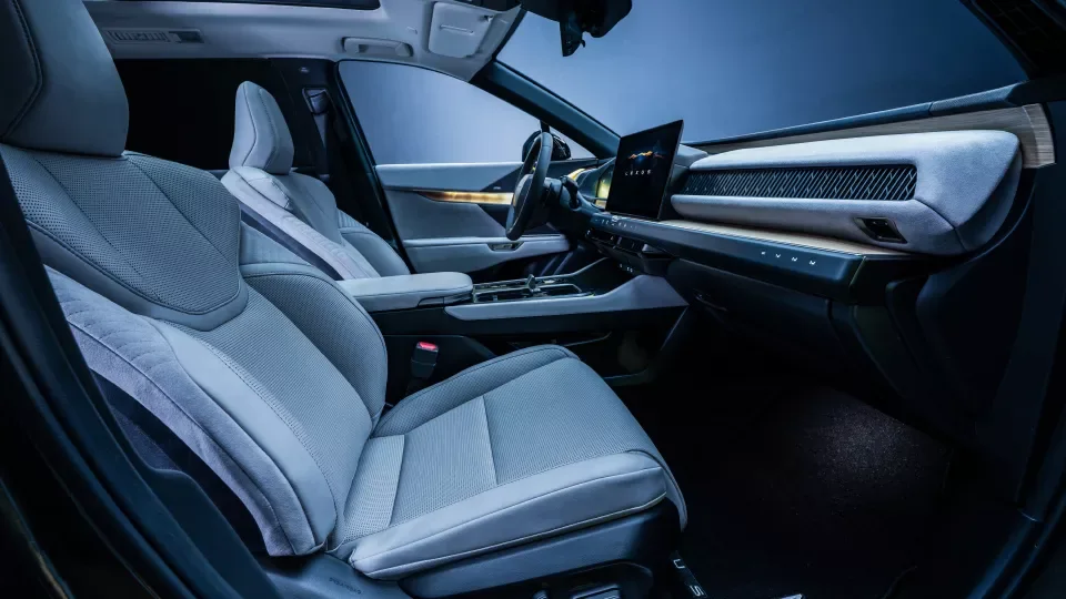 Lexus TZ front seats and dashboard seen from the side